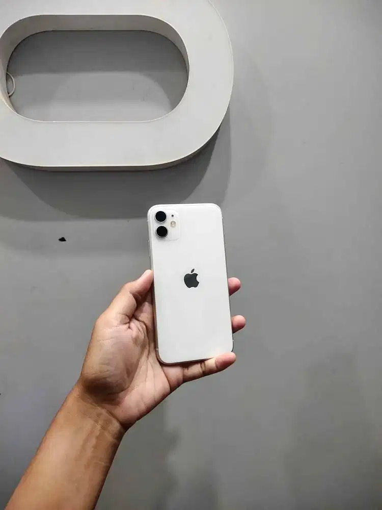 iPhone 11 64 Inter Indosat Only Fullset Minus