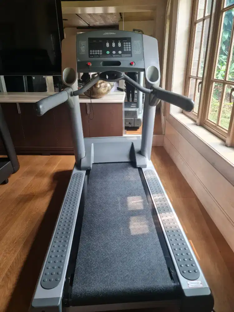 Dijual cepat Treadmill Life Fitness Second