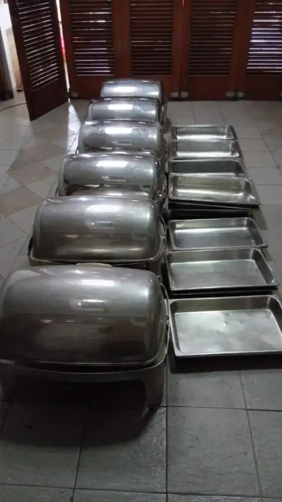 Perlengkapan makan perasmanan