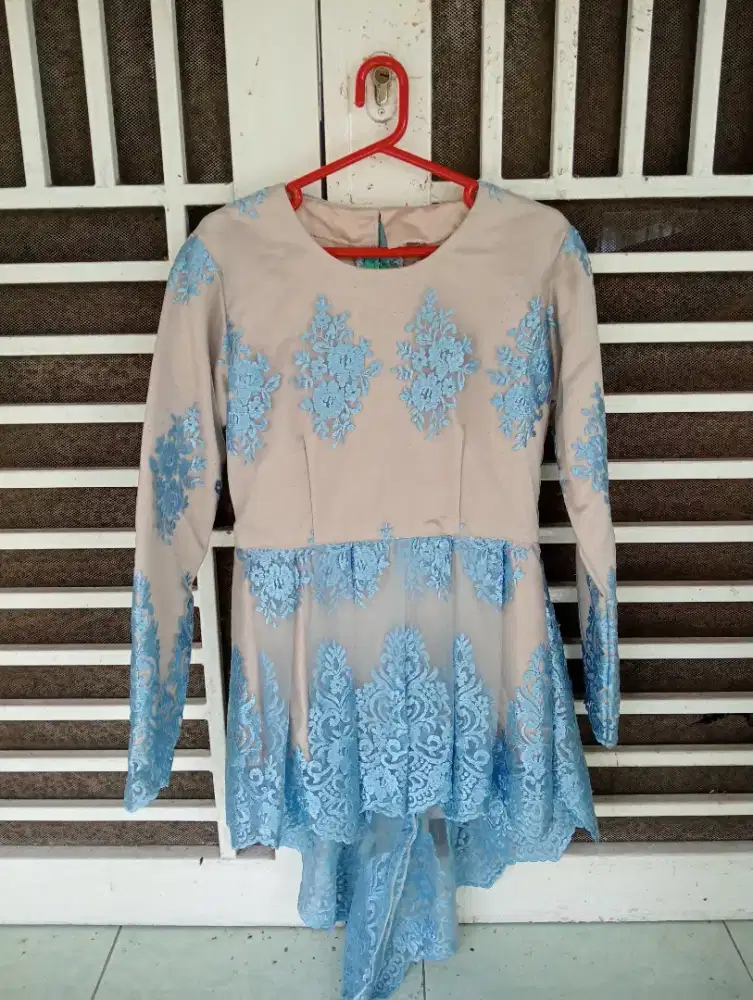 Set Kebaya Rok belah depan Brokat Biru