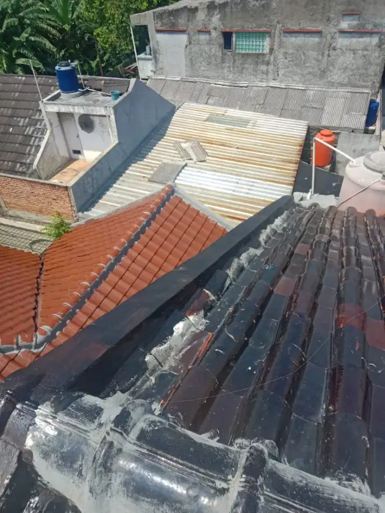 Perbaikan atap yang bocor/renovasi