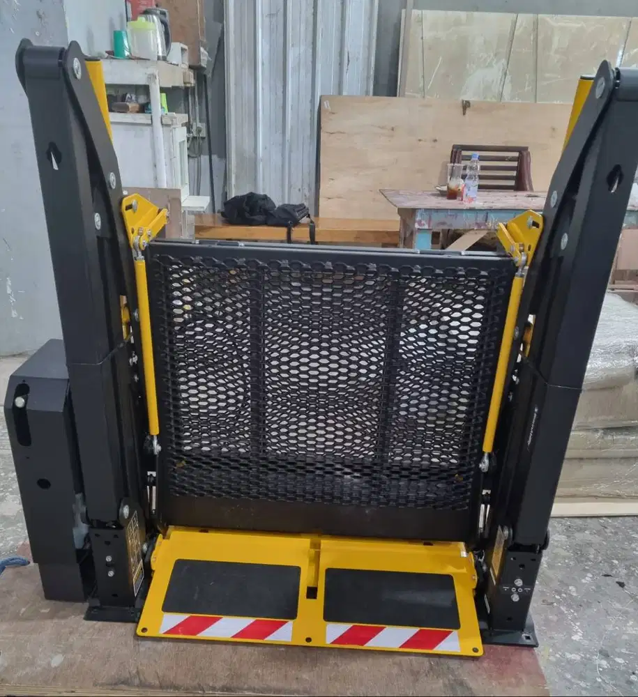 Lift Kursi Roda Mobil Ex. Swedia 2x Pakai Kondisi Sangat Bagus