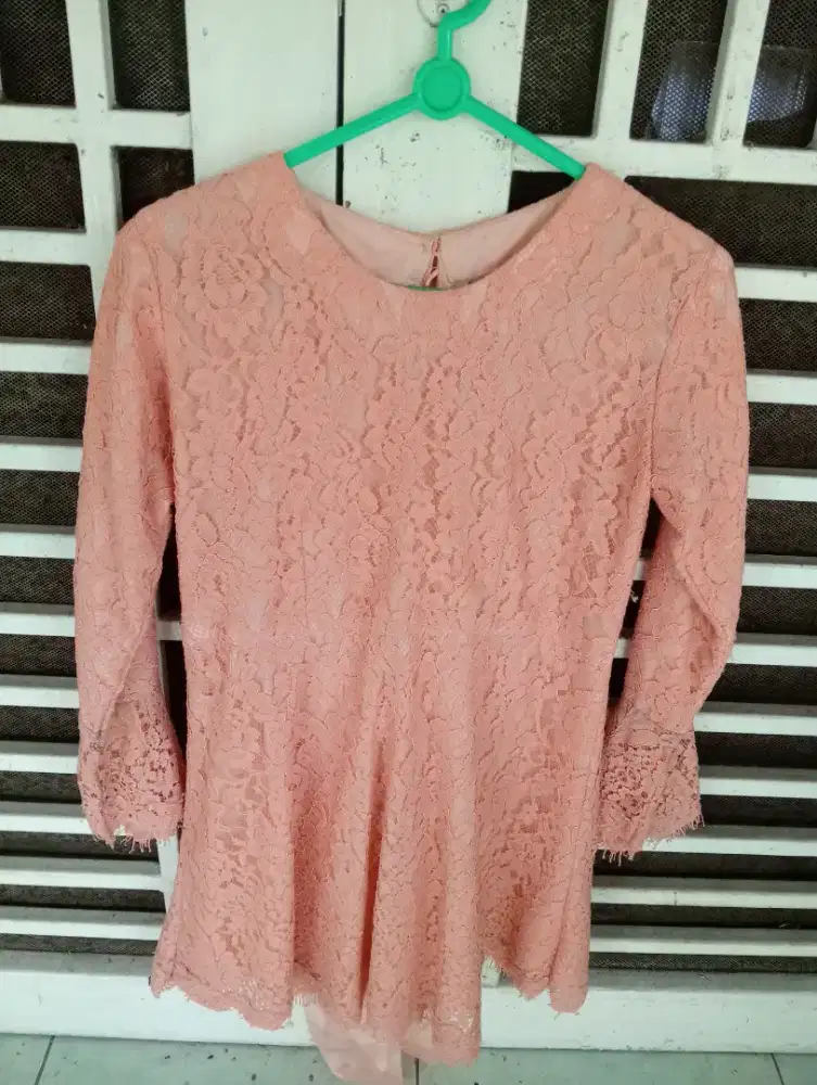 Kebaya Brokat dan Rok Songket Peach Pink