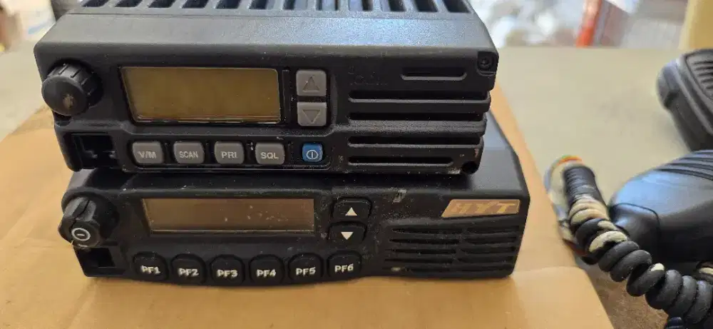 Jual radio rig icom 110 air band ,hyt tm800u low band