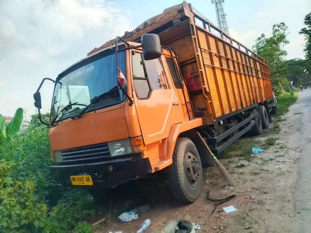 Mitsubishi Fuso FN517H 2000 bak sentral long 9,7m bagus siap kerja