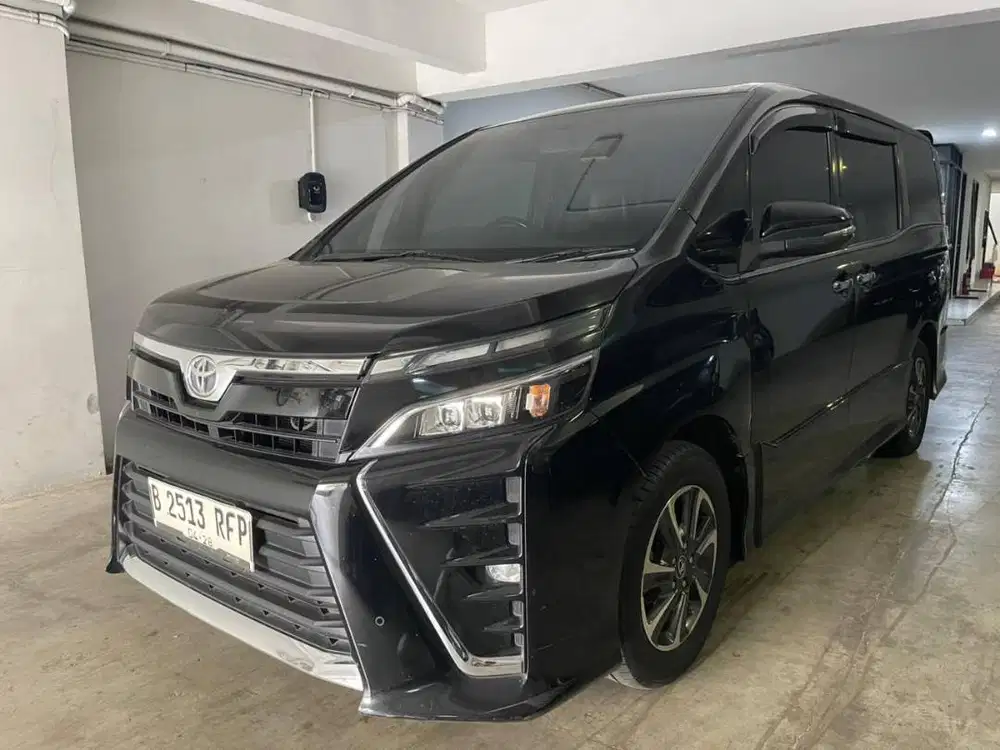 TOYOTA VOXY 2.0 AT 2018 - HITAM - MPV