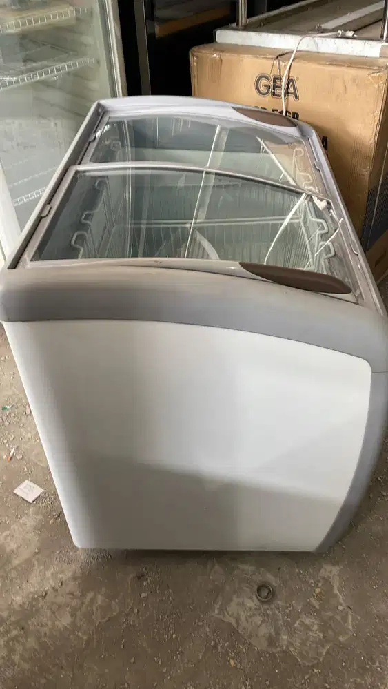 New Cuci Gudang Gea SD-260BY Sliding Curve Glass Freezer - Freezer