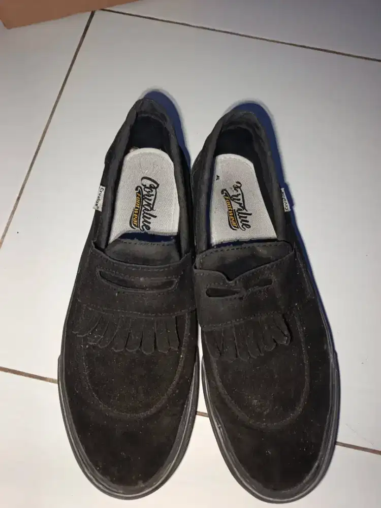 Sepatu slip on corvalue