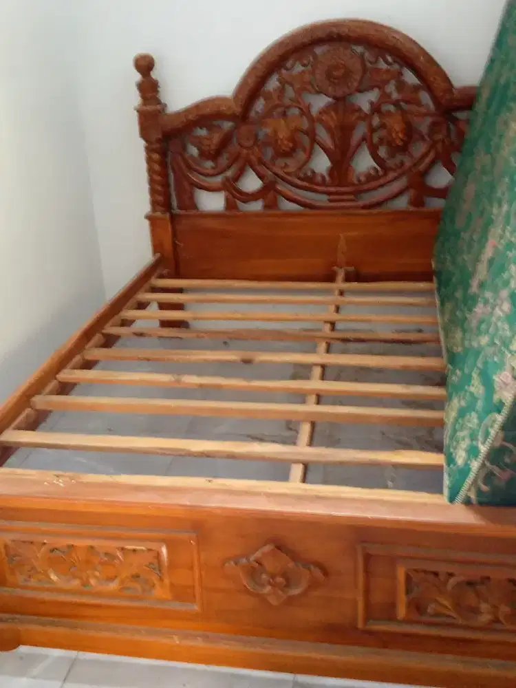 Dipan kayu ukir