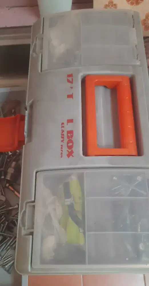 tool box dan isinya kunci pas kotak alat.