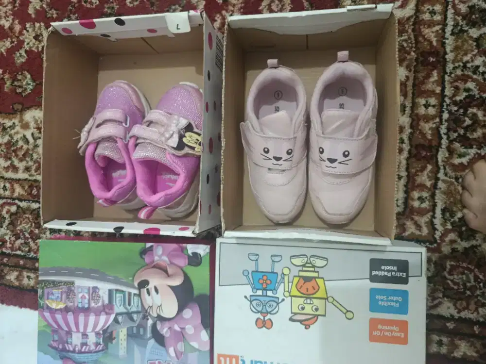 Sepatu anak perempuan
