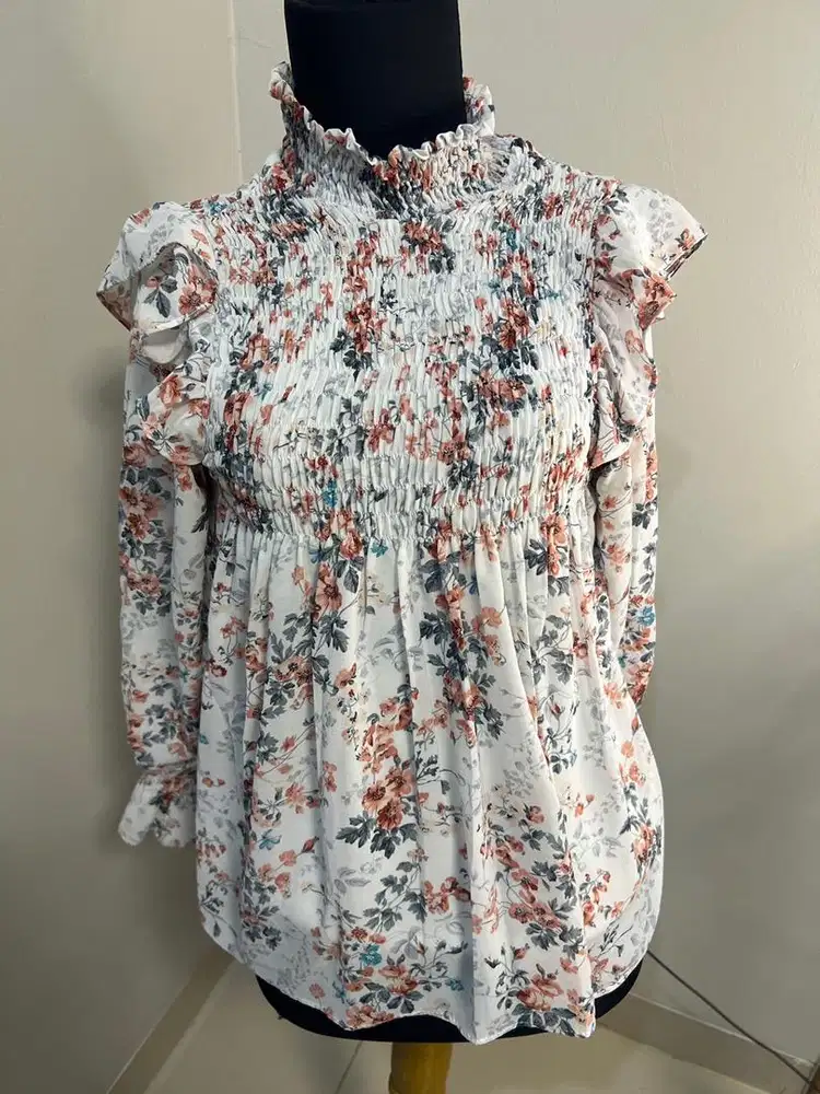 Kemeja Flowers White