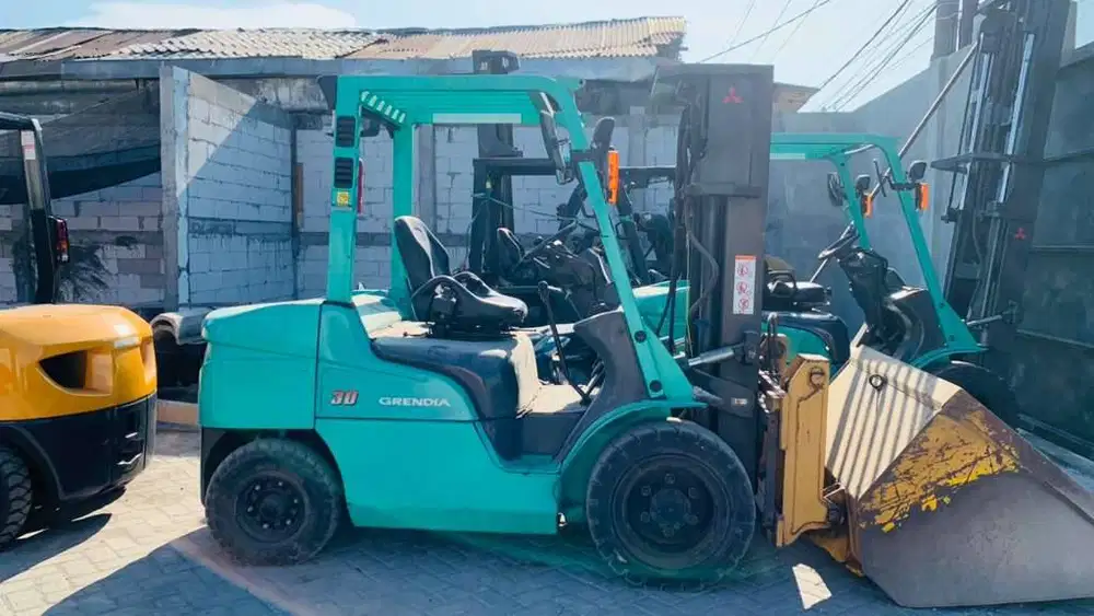 MITSUBISHI GRENDIA 3 TON MAST TRILIFT BERGARANSI MESIN SIAP KERJA