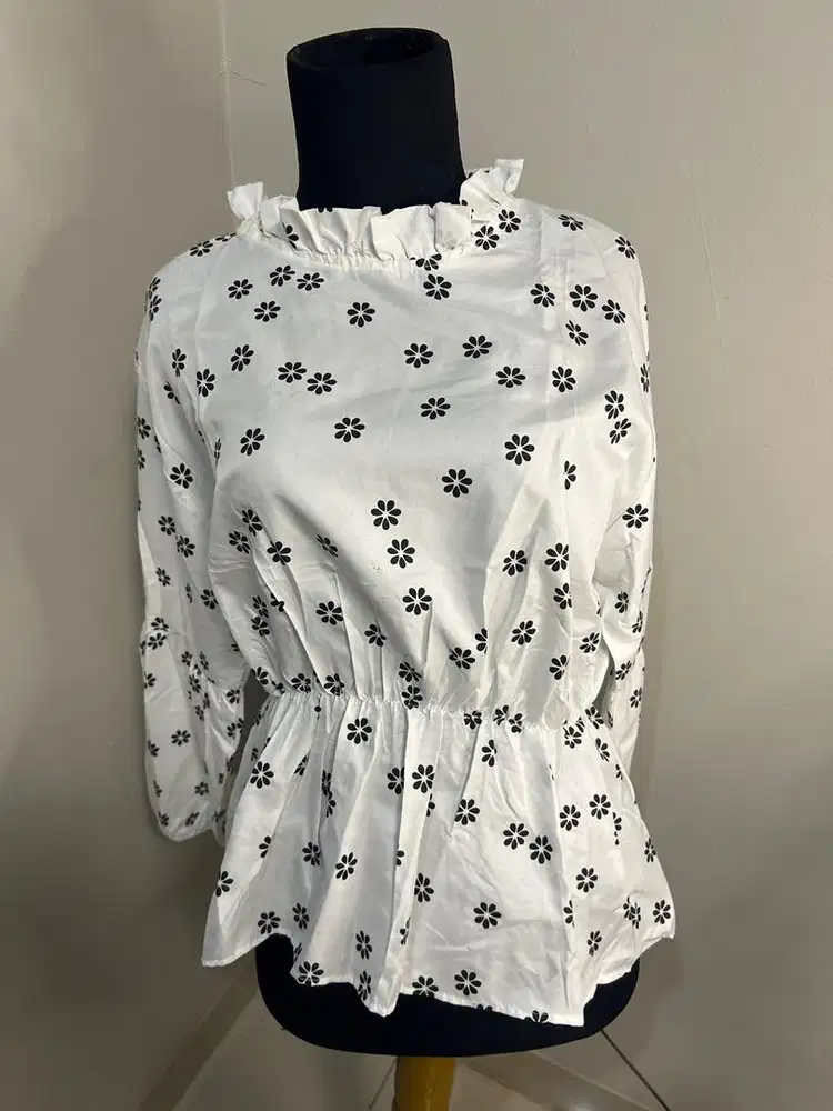 Kemeja Flower White