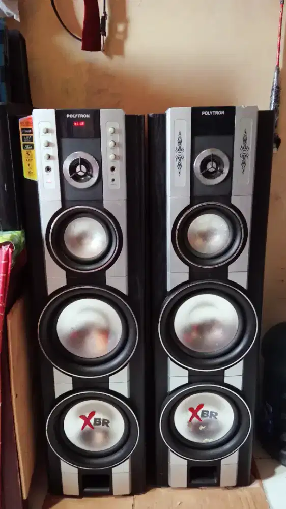 speaker aktif polytron XBR
 blutooth usb
kondisi masih bagus