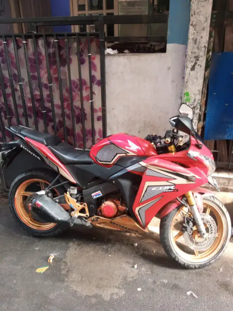Jual aja motor CBR 150r lengkap mesin sehat aman