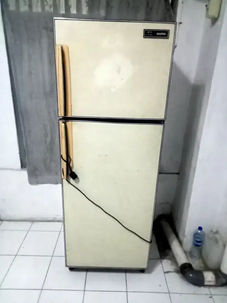 Kulkas 2 pintu SANYO Dan Kasur Springbed INLIFE (Sepaket)