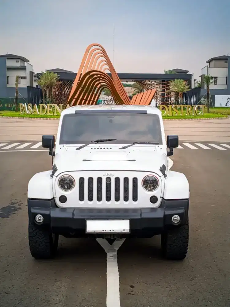 Jeep Wrangler Sahara 3.6L 4X4 2014 Low km