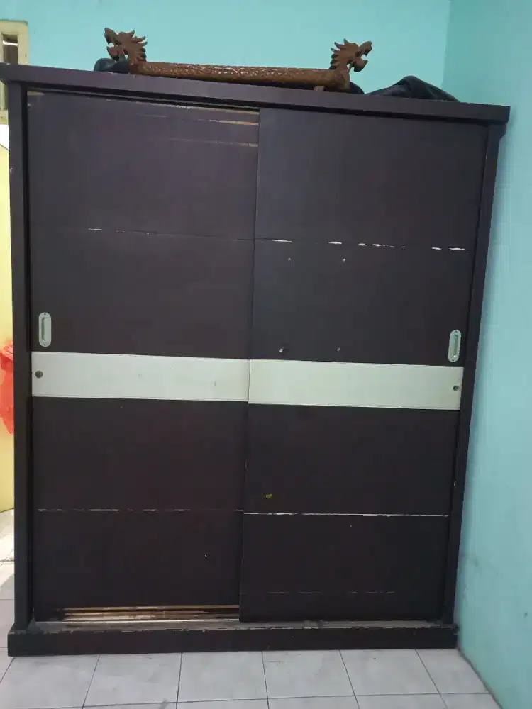 Dijual lemari pakaian bekas