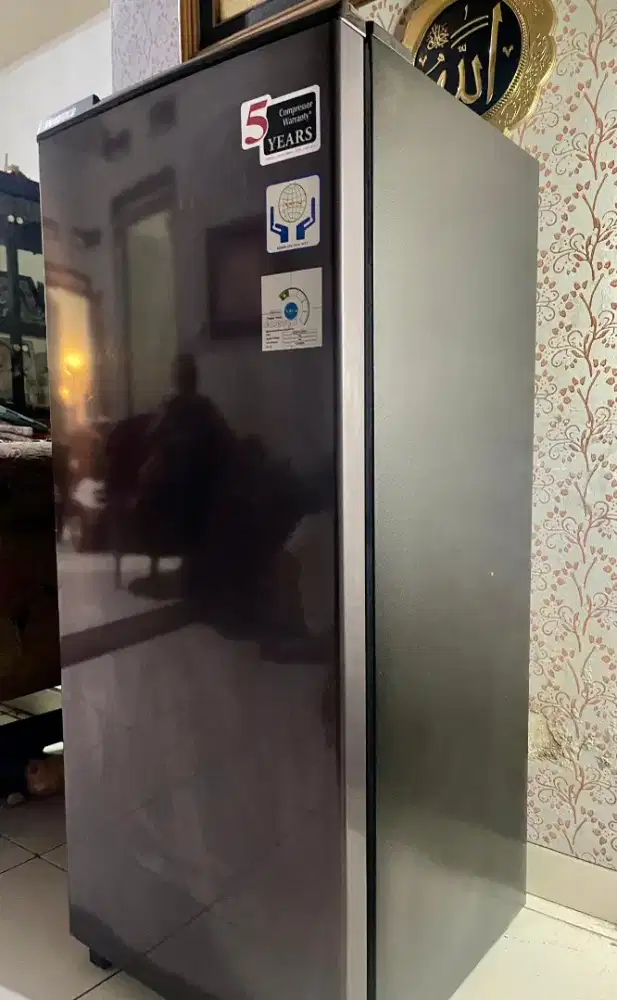 95% seperti baru kulkas Toshiba 1 pintu GR RD196CC