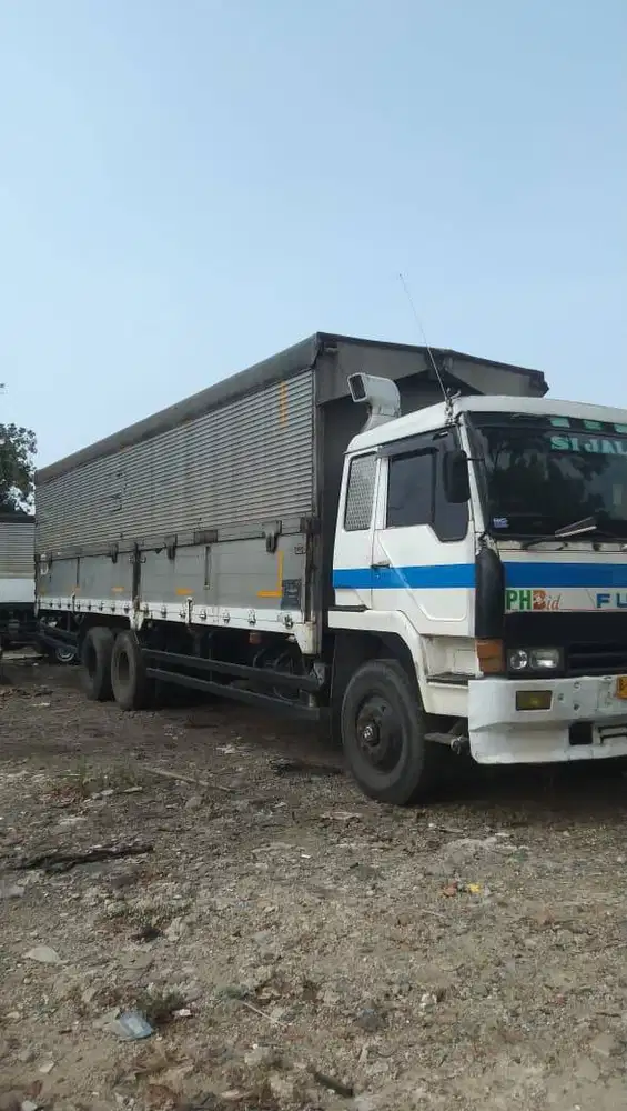 Truk Wingbox 9,7meter bekas th 1998 seri 55 dan losbak panjang 9,7m