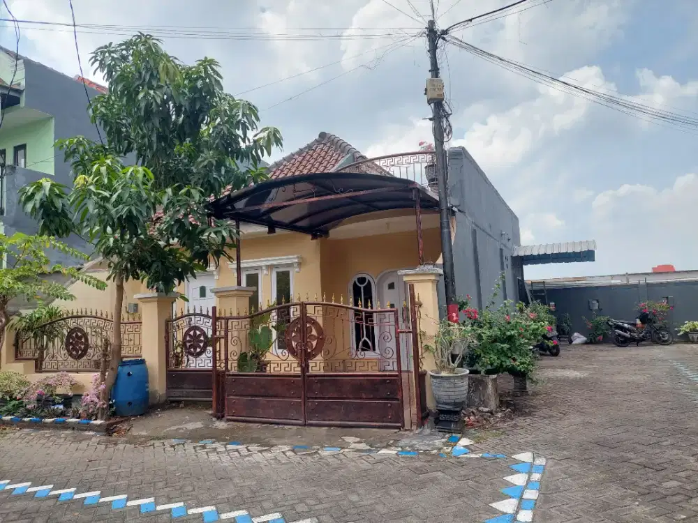 Rumah pojokan lokasi strategis