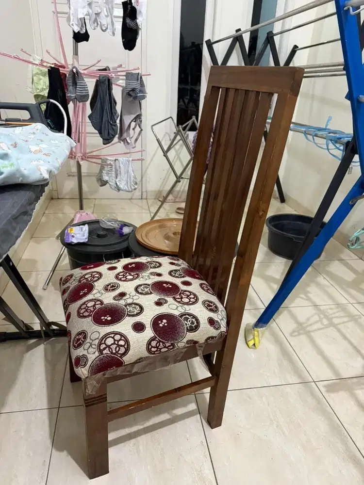 Kursi makan kayu ada 4 buah