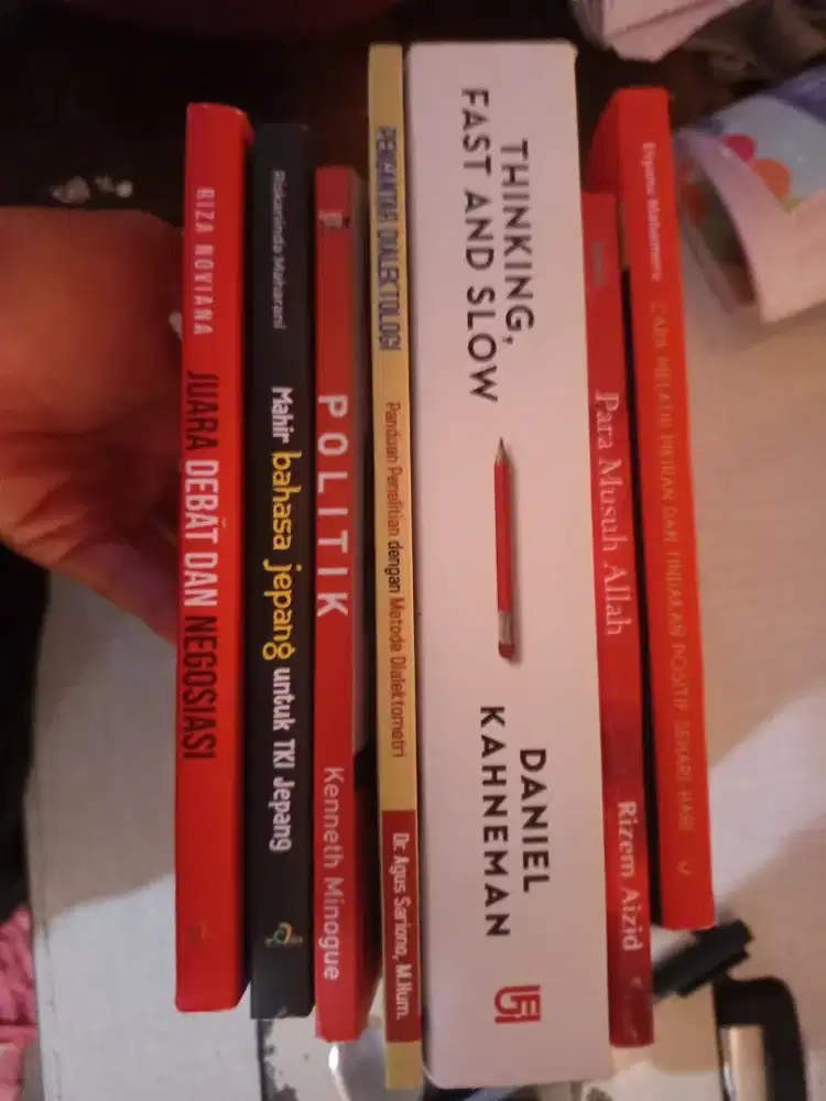 Dijual buku bacaan koleksi pribadi, kondisi masih bagus dan terawat.