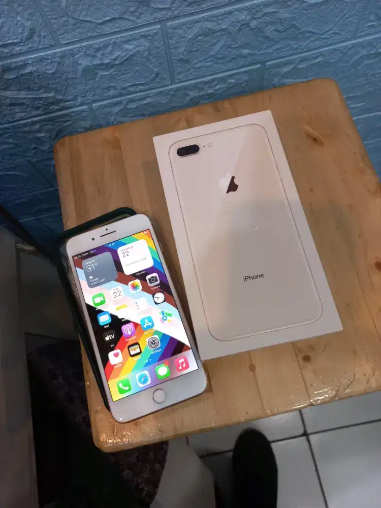 Apple iPhone 8 plus 64GB ( gold )