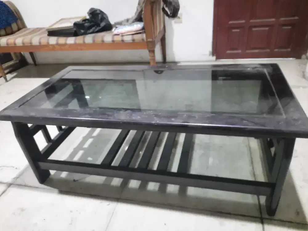 Meja Kaca ruang keluarga