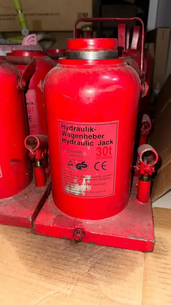 Dongkrak botol 30 ton