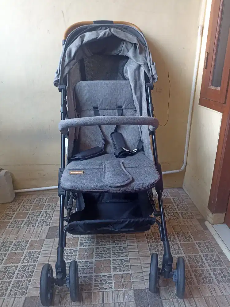 Stroller bayi seperti baru