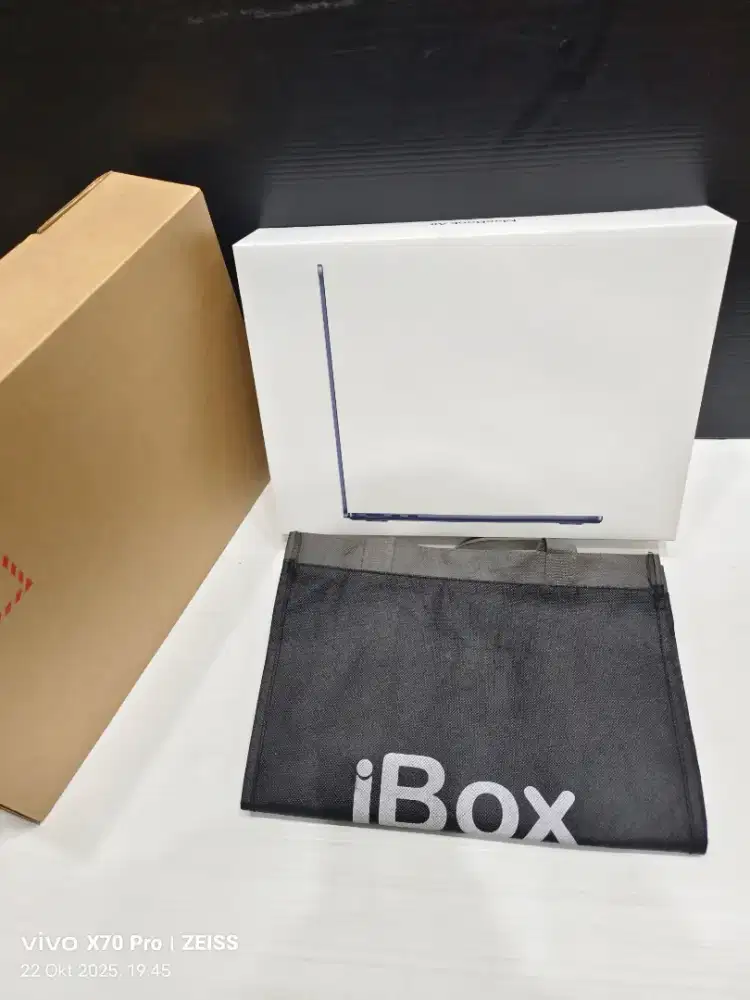 Macbook Air M4 13-iNci 24/512gb iBox new segel pabrik Garansi iBox