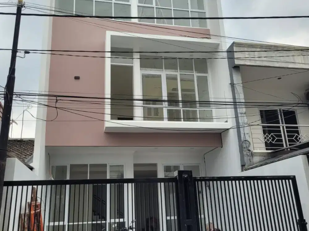 Rumah Baru 3,5 Lantai di Janur Kuning Desain Modern Siap Huni Langsung