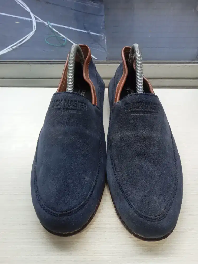 Sepatu kulit asli