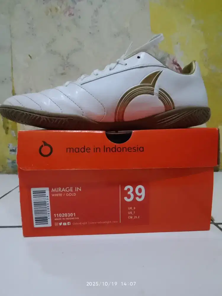 Jual sepatu futsal ortuseight mirage in white gold