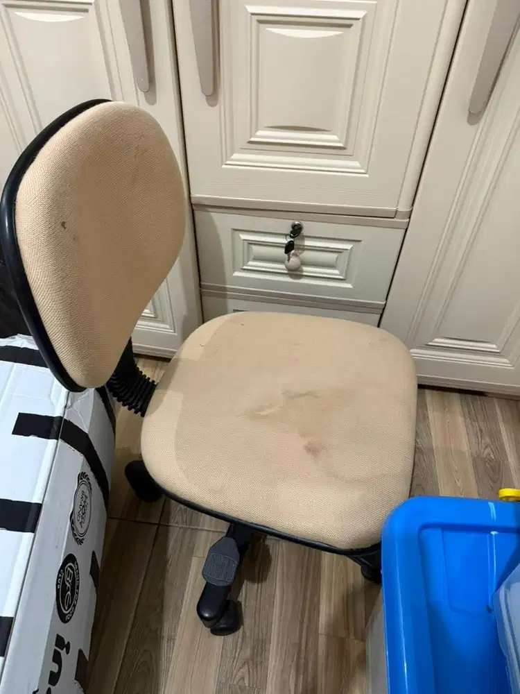 Kursi kerja ada rodanya