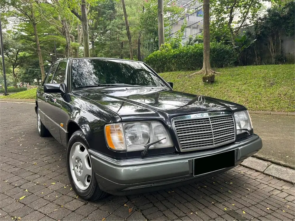 Mercedes Benz E220 Masterpiece Automatic 1996 Black on Grey