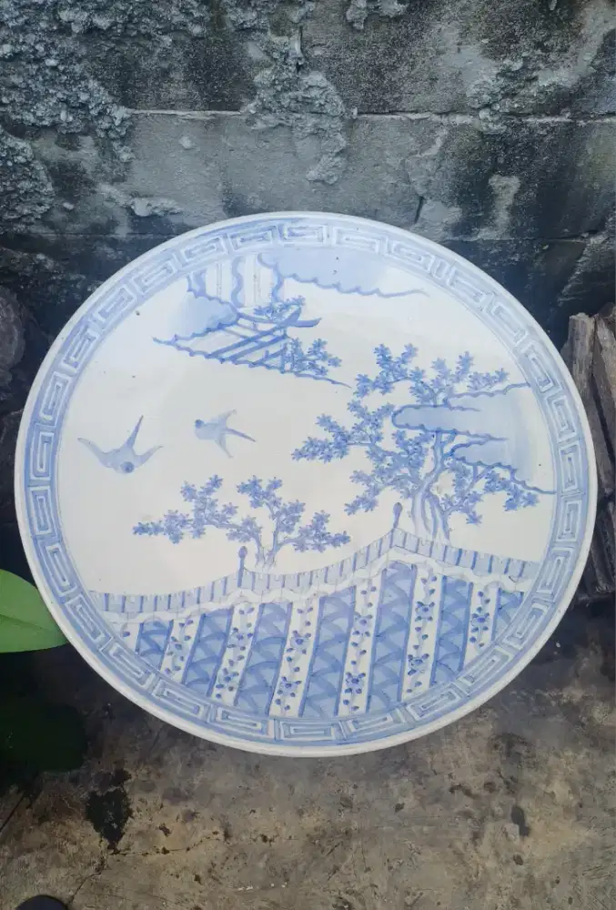 Sebuah piringbiru putih jepang d.63cm kondisi baik.