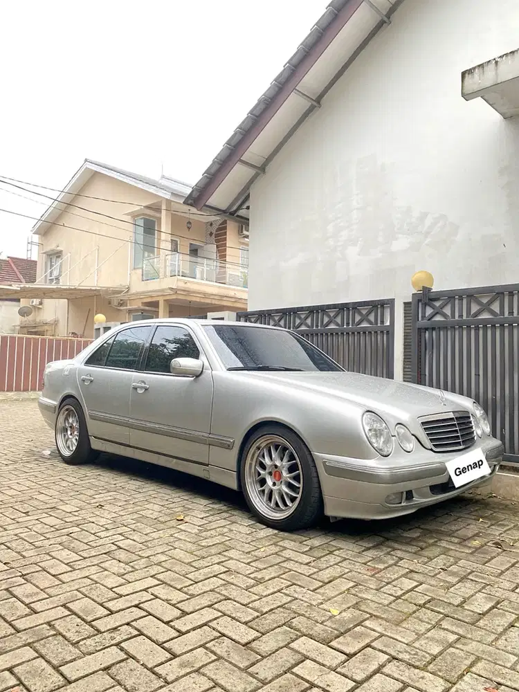 Mercedes-Benz E260 2001 Bensin