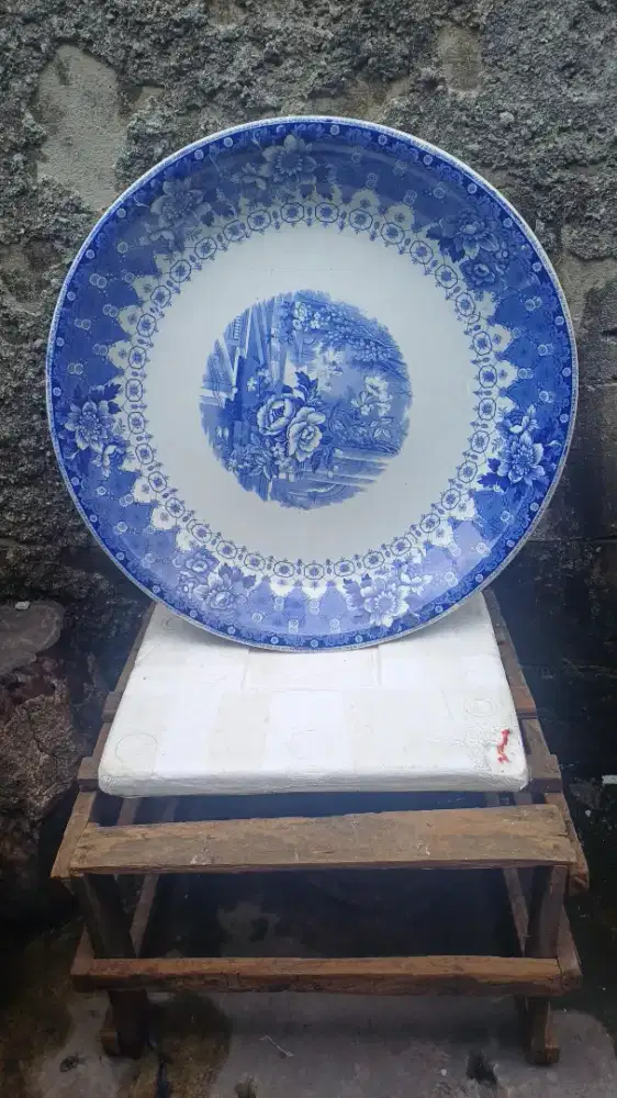 Sebuah piring biru putih eropa d.53cm.