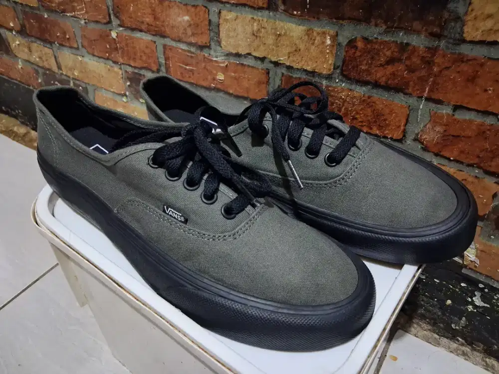 Vans Authentic size 42