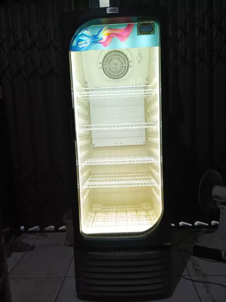Dijual cepat Showcase Gea 4rak