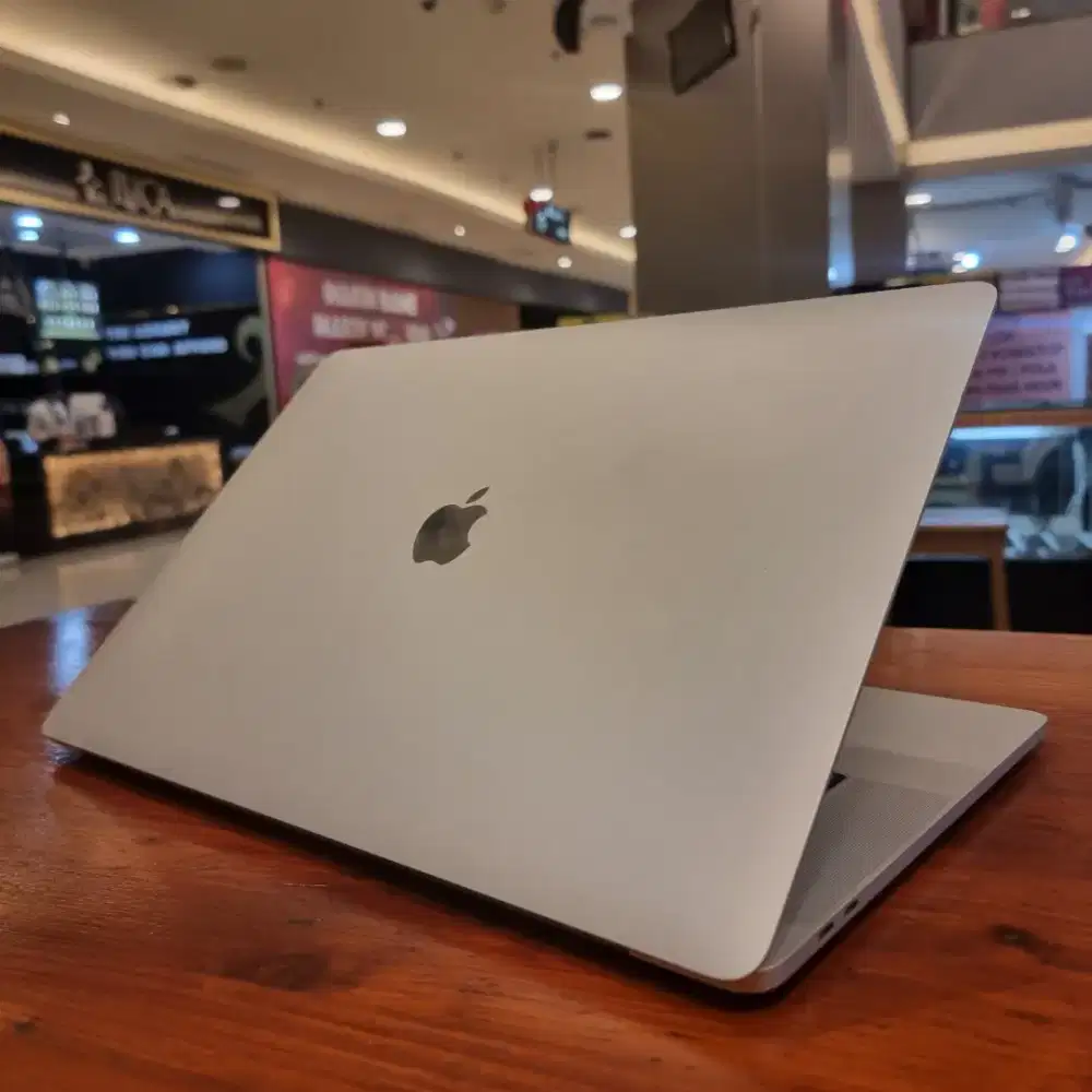 Macbook PRO 15 inch 2018 Touchbar - Silver - intel Core i7 RAM 16 GB