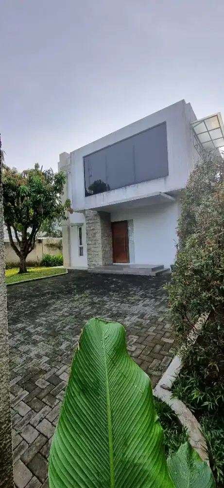 Jual rmh Hoek 2lt modern siap huni, strategis Semarang atas Papandayan