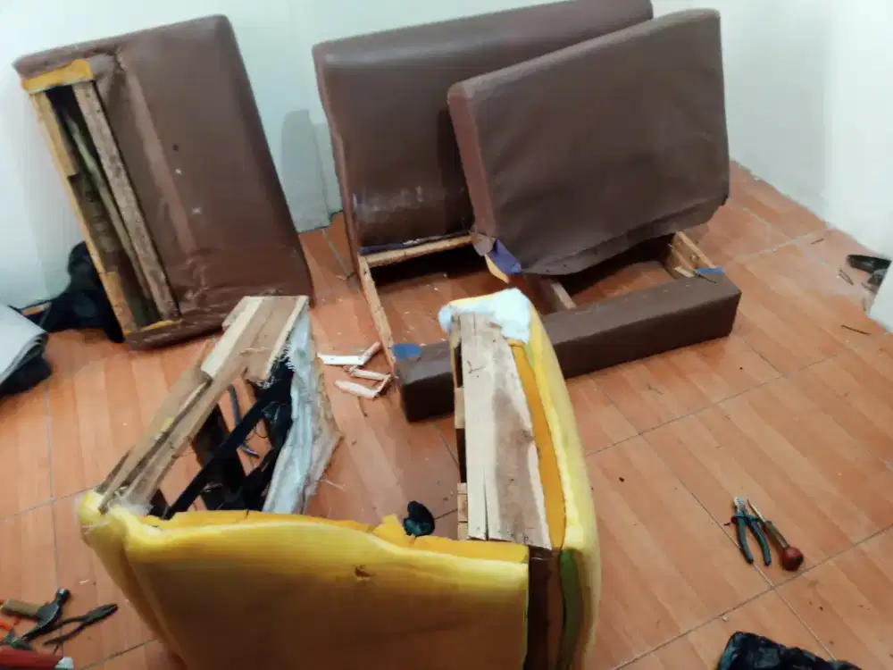 Servis sofa yang sudah tidak layak bisa kami buat seperti baru lagi