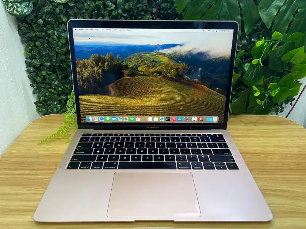 MacBook Air 13 2018 Gold
Ci5 1,6Ghz 
RAM 8GB 
SSD 128GB
Cc 1 Normal