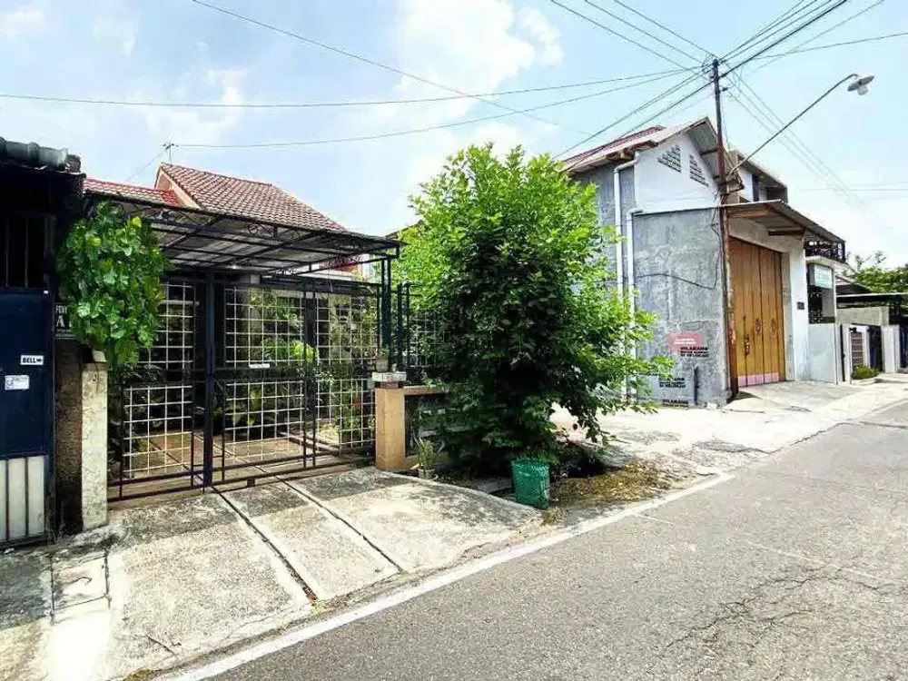 Rumah Second di Perumahan Pinggir Jalan Utama Posisi Hook