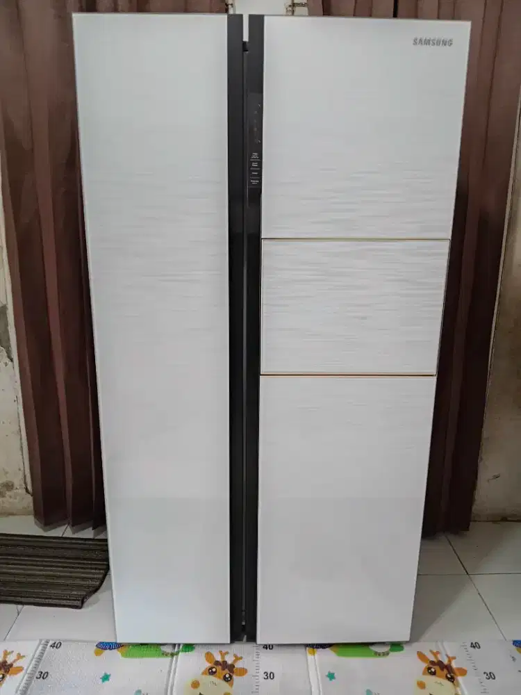 Dijual kulkas side by side merk samsung kondisi masih normal mulus