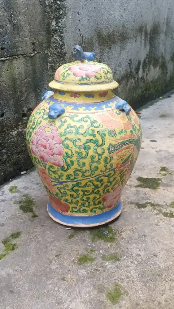 Sebuah guci penutup famili rose.